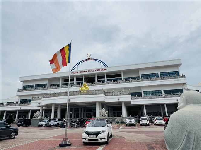 Tổng thể kiến trúc của chùa mang dáng dấp hiện đại, bề thế, nhưng vẫn đậm nét đặc trưng của Phật giáo. Ảnh: Đỗ Quyên - PV TTXVN tại Indonesia