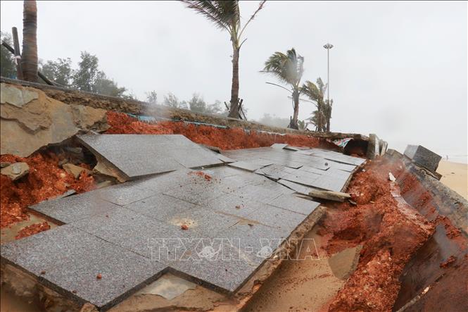 Bờ kè của bãi tắm bị hư hỏng nặng do mưa bão. Ảnh: Tường Vi - TTXVN