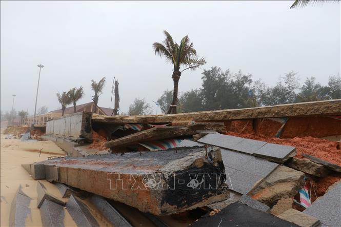 Bờ kè của bãi tắm bị hư hỏng nặng do mưa bão. Ảnh: Tường Vi - TTXVN