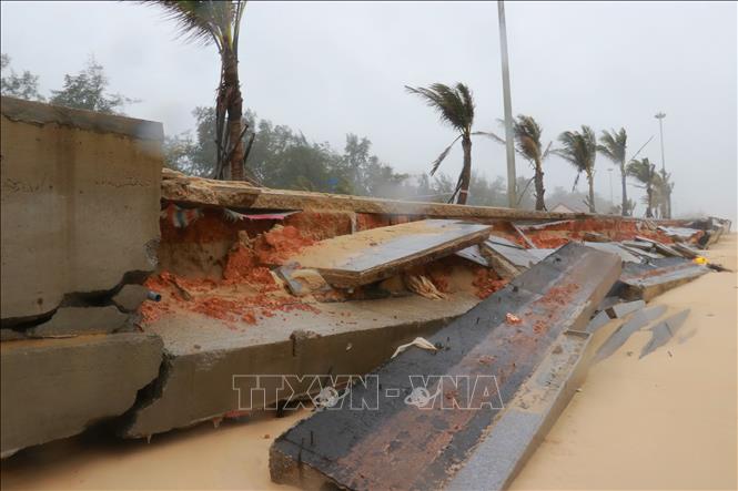 Sóng đánh làm trượt, đứt gãy bê tông tường kè. Ảnh: Tường Vi - TTXVN