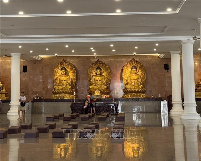 Sảnh chính của Chùa Maha Vihara Duta Maitreya trưng bày những bức tượng Phật lớn. Ảnh: Đỗ Quyên – PV TTXVN tại Indonesia