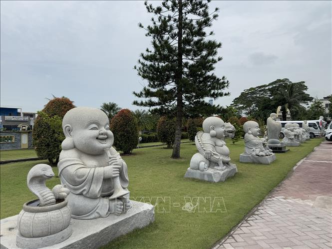Hàng tượng Phật trong khuôn viên trước chùa Maha Vihara Duta Maitreya. Ảnh: Đỗ Quyên – PV TTXVN tại Indonesia
