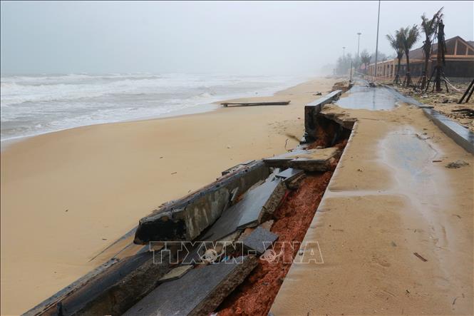 Khoảng 120m chiều dài bờ kè bãi tắm cộng đồng Trung Giang thuộc xã Bến Hải, tỉnh Quảng Trị bị sạt lở, hư hỏng nặng. Ảnh: Tường Vi - TTXVN