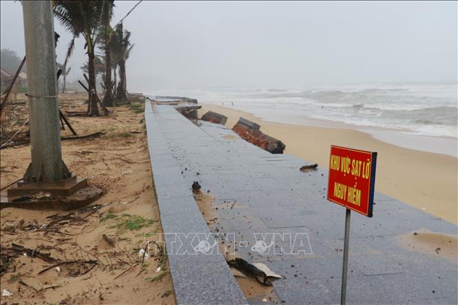 Địa phương đã cắm biển cảnh báo nguy hiểm. Ảnh: Tường Vi - TTXVN