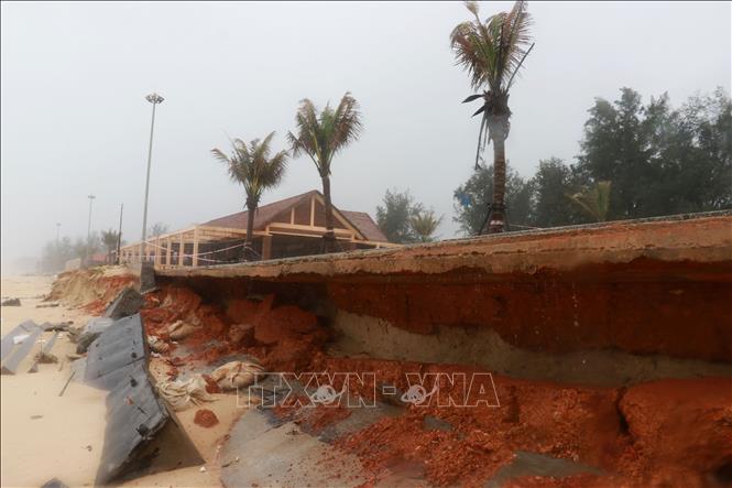 Bờ kè chắn sóng bãi biển cộng đồng Trung Giang bị khoét sâu. Ảnh: Tường Vi - TTXVN