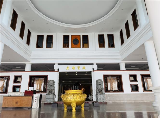 Sảnh chờ bên trong Chùa Maha Vihara Duta Maitreya. Ảnh: Đỗ Quyên – PV TTXVN tại Indonesia
