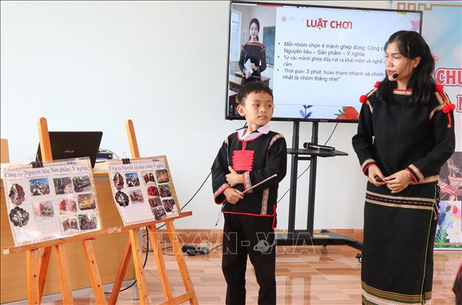 Trường Tiểu học Thái Phiên (phường Ea Kao) tổ chức các buổi học môn giáo dục địa phương gắn văn hóa truyền thống dân tộc thiểu số. Ảnh: Tường Quân - TTXVN 