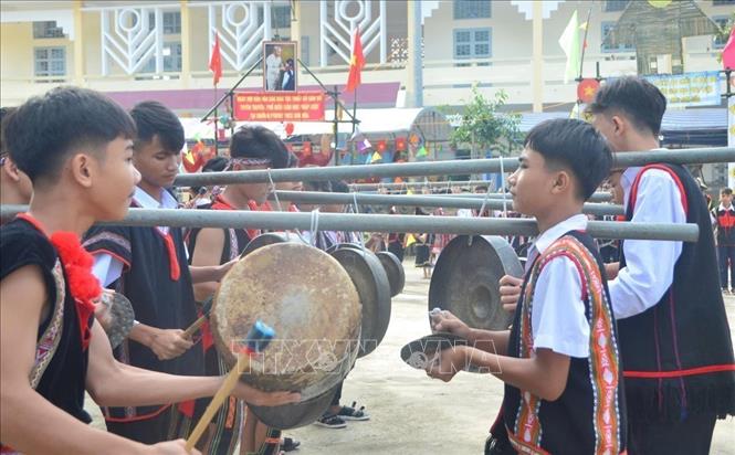 Học sinh Trường Phổ thông Dân tộc nội trú THCS Sơn Hòa tham gia biểu diễn múa cồng chiêng. Ảnh: Tường Quân - TTXVN 