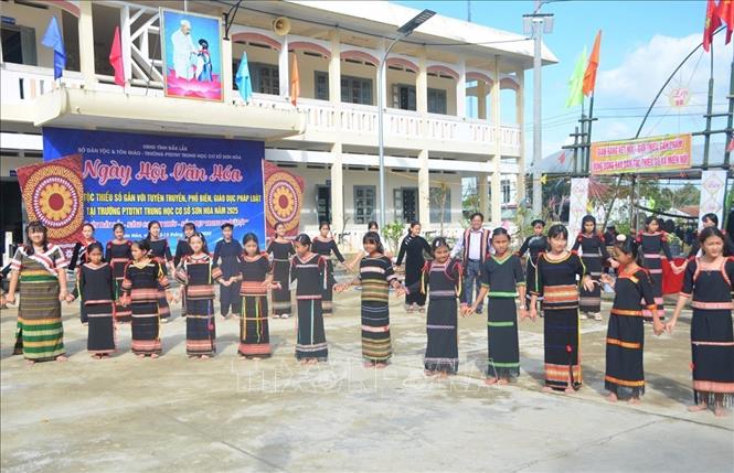 Sở Dân tộc và Tôn giáo tỉnh Đắk Lắk phối hợp với Trường Phổ thông Dân tộc nội trú THCS Sơn Hòa (xã Sơn Hòa) tổ chức Ngày hội văn hoá các dân tộc thiểu số. Ảnh: Tường Quân - TTXVN 