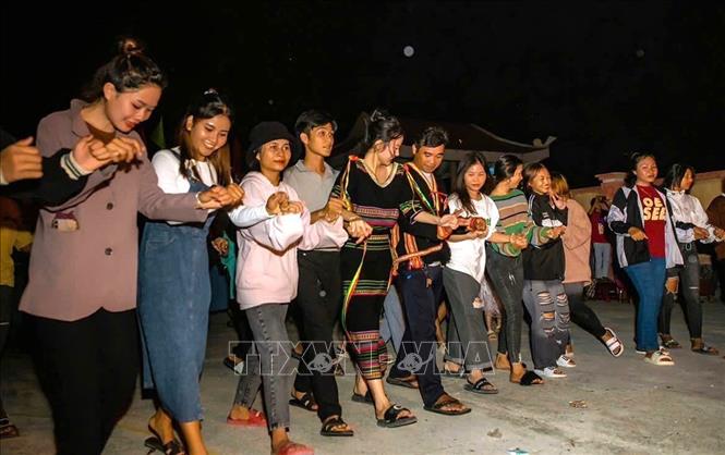 Học sinh Trường Phổ thông Dân tộc nội trú THCS Sơn Hòa giao lưu văn hóa các dân tộc thiểu số. Ảnh: Tường Quân - TTXVN 