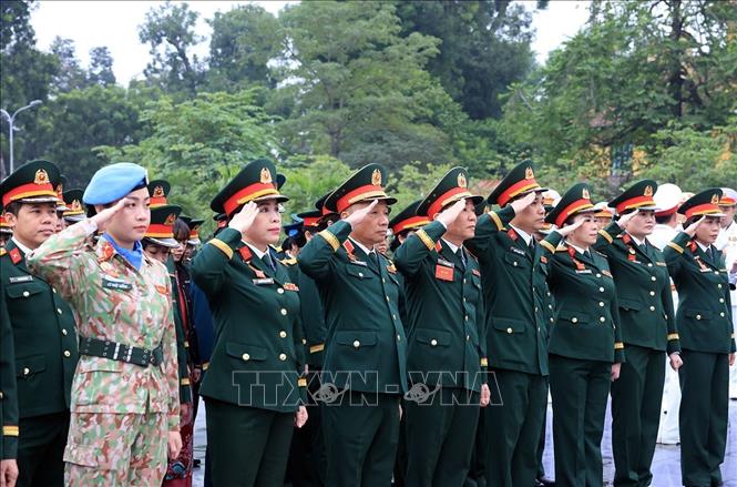 Thượng tướng Lê Quang Minh, Phó Chủ nhiệm Tổng cục Chính trị QĐND Việt Nam và đại biểu dâng hương, đặt vòng hoa tại Đài tưởng niệm. Ảnh: Tuấn Anh - TTXVN