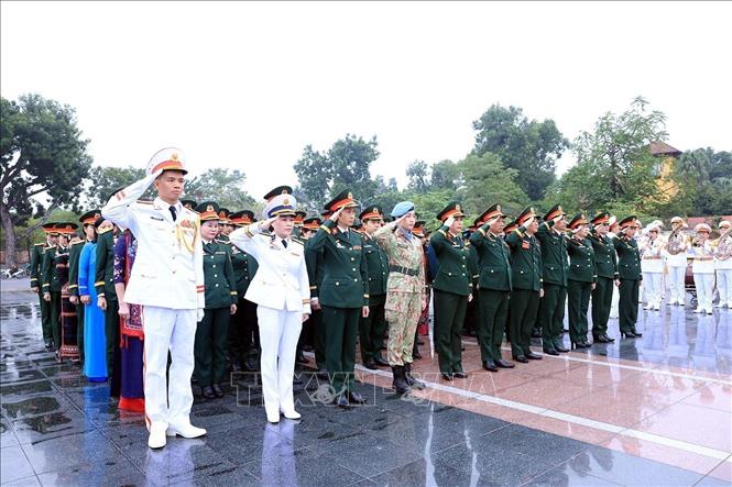 Các đại biểu dâng hương, đặt vòng hoa tại Đài tưởng niệm. Ảnh: Tuấn Anh - TTXVN