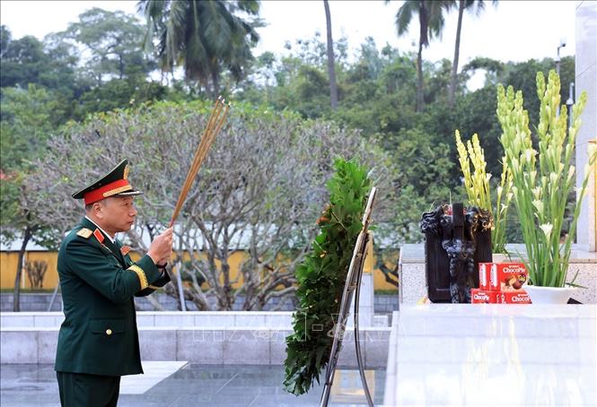 Thượng tướng Lê Quang Minh, Phó Chủ nhiệm Tổng cục Chính trị Quân đội nhân dân Việt Nam, Bộ Quốc phòng dâng hương tại Đài tưởng niệm. Ảnh: Tuấn Anh - TTXVN