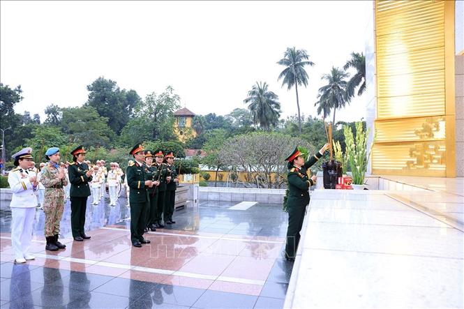 Các đại biểu dâng hương tại Đài tưởng niệm. Ảnh: Tuấn Anh - TTXVN