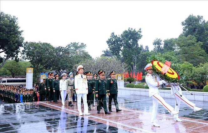 Thượng tướng Lê Quang Minh, Phó Chủ nhiệm Tổng cục Chính trị QĐND Việt Nam và đại biểu dâng hương, đặt vòng hoa tại Đài tưởng niệm. Ảnh: Tuấn Anh - TTXVN