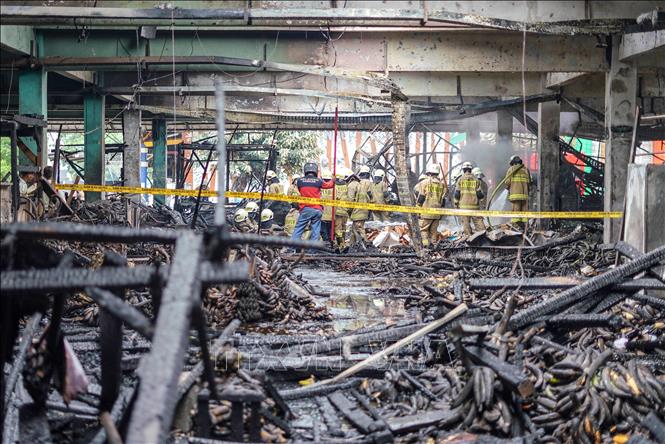 Những dãy sạp cháy trơ khung sau vụ hỏa hoạn tại chợ Kramat Jati ở Jakarta, Indonesia ngày 15/12/2025. Ảnh: THX/TTXVN 