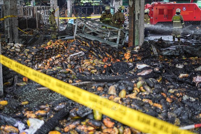 Những dãy sạp cháy trơ khung sau vụ hỏa hoạn tại chợ Kramat Jati ở Jakarta, Indonesia ngày 15/12/2025. Ảnh: THX/TTXVN 