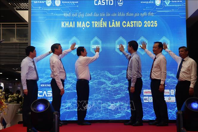 Các đại biểu nhấn nút khai mạc Triển lãm. Ảnh: Thu Hiền – TTXVN