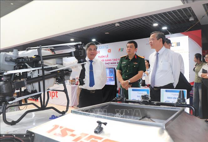Lãnh đạo thành phố Cần Thơ tham quan mô hình thiết bị bay không người lái (drone) giúp ứng dụng công nghệ trong nông nghiệp. Ảnh: Thu Hiền - TTXVN