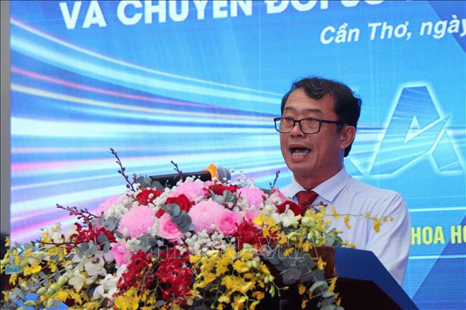 Ông Nguyễn Văn Khởi, Phó Chủ tịch UBND thành phố Cần Thơ, phát biểu khai mạc Triển lãm. Ảnh: Thu Hiền – TTXVN