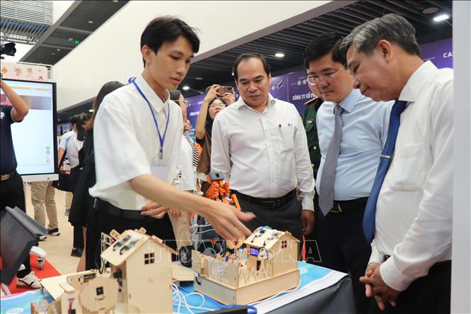 Triển lãm quy tụ hơn 50 gian hàng trưng bày và giới thiệu hơn 500 sản phẩm công nghệ thuộc nhiều lĩnh vực. Ảnh: Thu Hiền - TTXVN