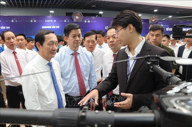 Lãnh đạo Bộ Khoa học và Công nghệ cùng lãnh đạo thành phố Cần Thơ tham quan các gian hàng công nghệ. Ảnh: Thu Hiền – TTXVN