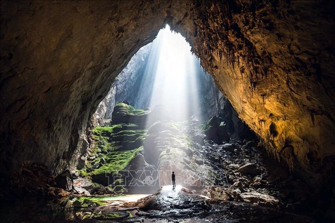 Sinkhole 1 – “Watch Out for Dinosaurs” - located about 3 kilometers from the entrance of Son Doong Cave, is regarded as one of the most iconic highlights in the journey to explore the world’s largest cave. VNA/Photo by courtesy