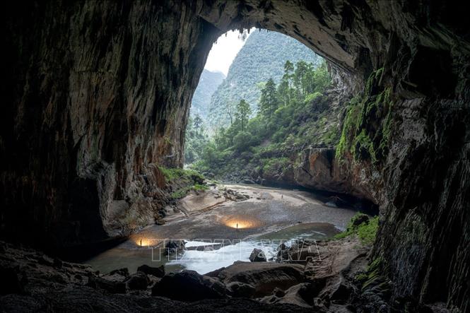 The exit gate of En Cave, which is considered as the third largest cave in the world after Son Doong Cave (Viet Nam) and Deer Cave (Malaysia) and recognized as World Natural Heritage by UNESCO. VNA/Photo by courtesy