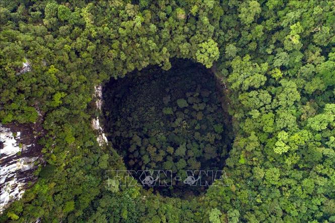 An aerial view of Sinkhole 2 – the “Garden of Edam, which is located just about 1 kilometer from Sinkhole 1 and is one of the most legendary sites along the expedition route through Son Doong Cave. VNA/Photo by courtesy