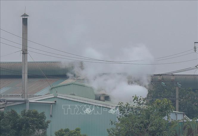 Nhiều nhà máy xả khí thải ra môi trường, gây ô nhiễm không khí, ảnh hưởng nghiêm trọng đến đời sống và sức khỏe người dân khu vực cụm khu công nghiệp Thanh Oai, Hà Nội. Ảnh: Phan Phương – TTXVN