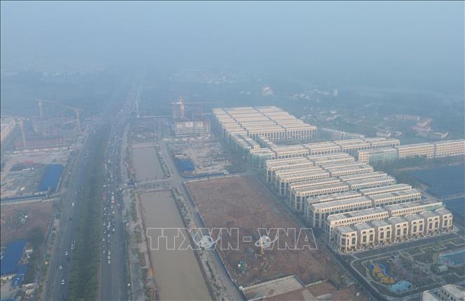 Nhiều công trình xây dựng trên địa bàn Hà Nội chìm trong bụi mịn và sương mù. Ảnh: Phan Phương – TTXVN