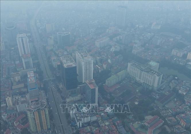 Hà Nội nhiều tuần liền nằm trong nhóm thành phố ô nhiễm không khí nghiêm trọng nhất thế giới, bụi mịn bao phủ, chất lượng không khí xấu, đe dọa sức khỏe cộng đồng. Ảnh: Phan Phương – TTXVN