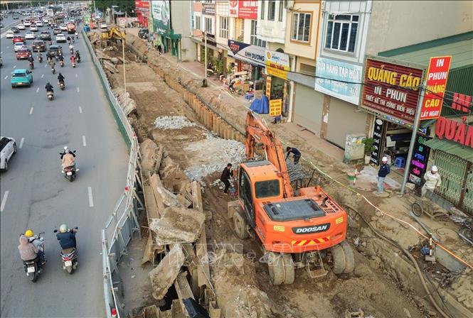 Hà Nội tăng cường kiểm tra, yêu cầu các công trường thi công vỉa hè che chắn, phun nước giảm bụi, xử lý nghiêm vi phạm nhằm hạn chế bụi mịn, bảo vệ môi trường không khí. Ảnh: Phan Phương – TTXVN