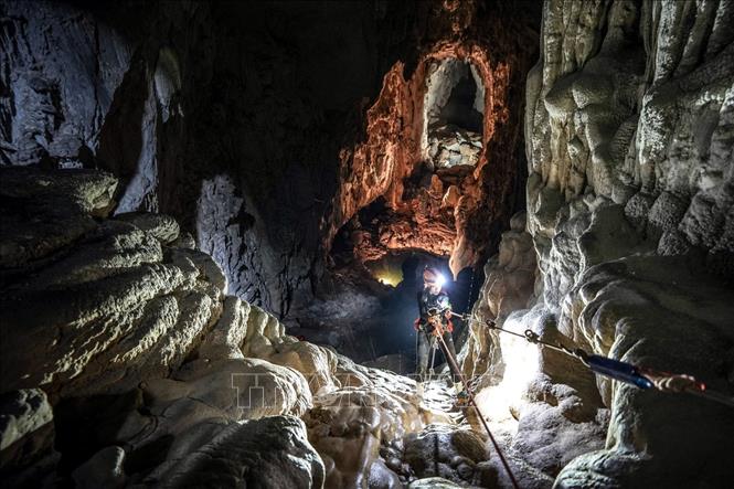 Tourists climb down to Son Doong cave. VNA/Photo by courtesy