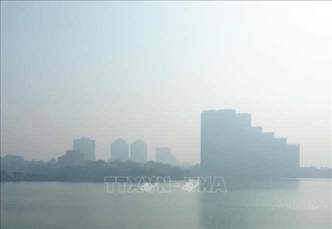 Khu vực Hồ Tây thường xuyên ghi nhận ô nhiễm không khí nghiêm trọng tại Hà Nội, nhiều tòa nhà bị bao phủ bởi sương mù và bụi mịn dày đặc. Ảnh: Phan Phương - TTXVN