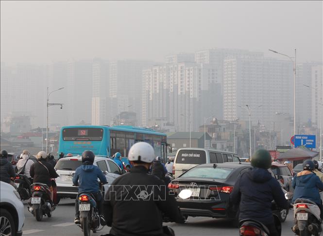 Hà Nội yêu cầu xử lý nghiêm nguồn phát sinh ô nhiễm không khí từ các công trình xây dựng, nhà máy, phương tiện giao thông. Ảnh: Phan Phương – TTXVN