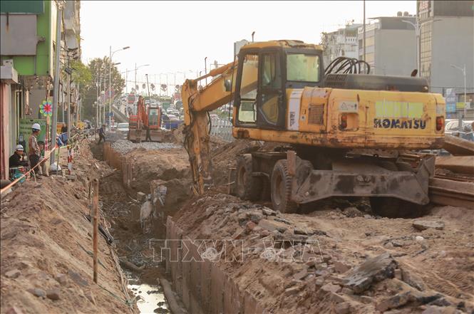 Nhiều công trình đào bới, thi công dồn dập cuối năm làm giao thông ngổn ngang, phát tán bụi mịn, khiến không khí thành phố ô nhiễm nặng. Ảnh: Phan Phương – TTXVN