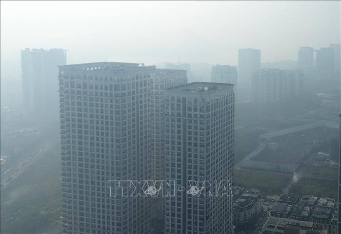 Các toà nhà cao tầng ở Hà Nội chìm trong bụi mịn và sương mù nhiều ngày liên tiếp. Ảnh: Phan Phương - TTXVN