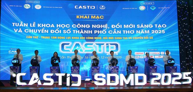 Các đại biểu thực hiện nghi thức khai mạc. Ảnh: Nguyễn Hằng - TTXVN