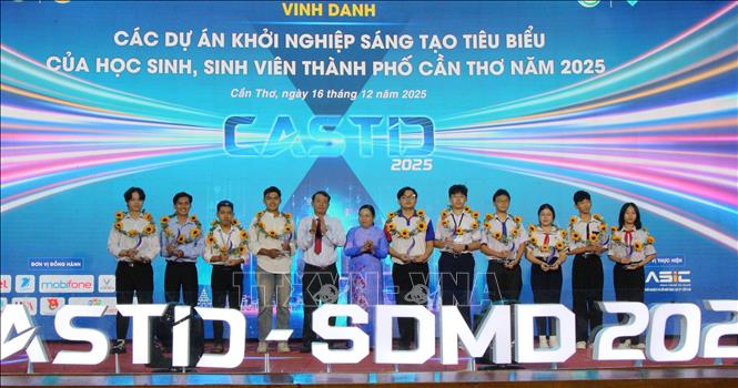 Trao biểu trưng và hoa cho 10 dự án khởi nghiệp sáng tạo tiêu biểu của học sinh, sinh viên thành phố Cần Thơ năm 2025. Ảnh: Nguyễn Hằng - TTXVN