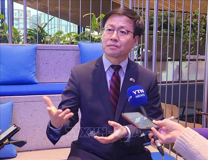 Bộ trưởng Thương mại Hàn Quốc Yeo Han Koo phát biểu với báo giới sau cuộc gặp với Bộ trưởng Thương mại Anh Chris Bryant ở London ngày 15/12/2025. Ảnh: Yonhap/TTXVN