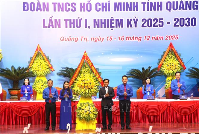 Tỉnh ủy, HĐND, UBND, Ủy ban MTTQ Việt Nam tỉnh Quảng Trị tặng lẵng hoa chúc mừng Đại hội. Ảnh: Võ Dung - TTXVN 