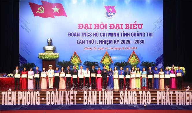 Các cá nhân có thành tích xuất sắc trong quá trình hoạt động Đoàn vinh dự nhận Kỷ niệm chương 