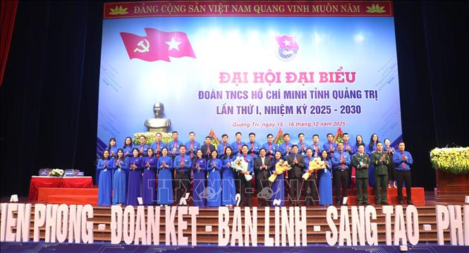 Ban Chấp hành Tỉnh đoàn Quảng Trị khóa I, nhiệm kỳ 2025-2030 ra mắt Đại hội và nhận hoa chúc mừng từ đại diện lãnh đạo Trung ương Đoàn và đại diện lãnh đạo tỉnh Quảng Trị. Ảnh: Võ Dung - TTXVN 