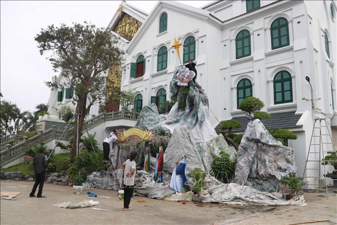 Cộng đồng giáo dân trang trí hang đá tại nhà thờ Giáo xứ Bác Trạch (xã Tây Tiền Hải, tỉnh Hưng Yên). Ảnh: Thu Hoài - TTXVN