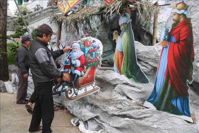 Đồng bào Công giáo tỉnh Hưng Yên trang trí hang đá chuẩn bị cho lễ Giáng sinh. Ảnh: Thu Hoài - TTXVN