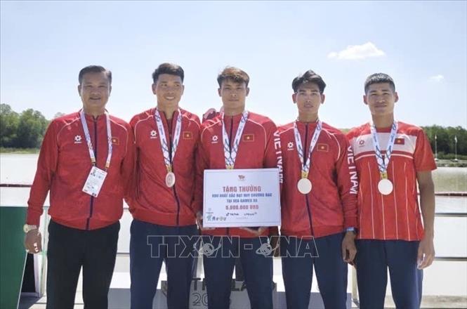 Lãnh đạo đoàn Thể thao Việt Nam trao thưởng, động viên các VĐV Triệu Hoàng Long, Bùi Văn Hoàn, Nguyễn Văn Hà, Nguyễn Hữu Thành giành HCB Thuyền bốn Nam hạng nhẹ  Ảnh: TTXVN phát
