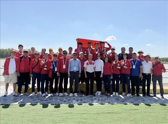 Lãnh đạo đoàn Thể thao Việt Nam động viên đội tuyển Rowing Việt Nam. Ảnh: TTXVN phát