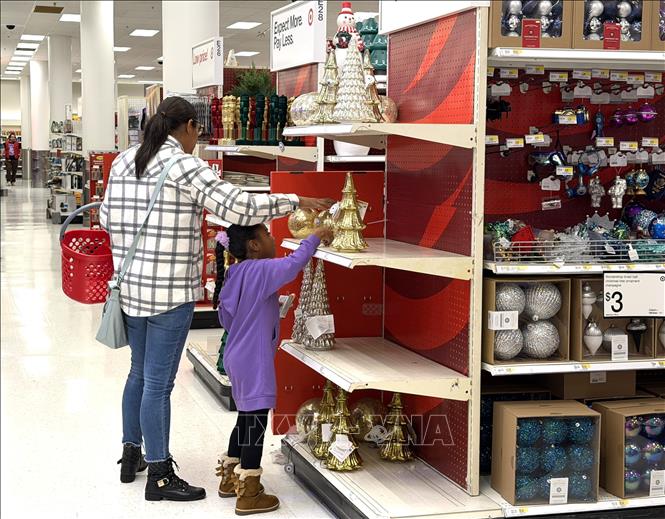 Người tiêu dùng chọn mua đồ trang trí Giáng sinh tại một trung tâm thương mại ở bang Maryland. Ảnh: Ngọc Quang - PV TTXVN tại Mỹ 
