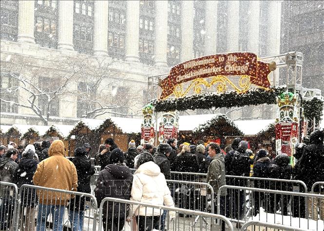Người dân xếp hàng vào một hội chợ Giáng sinh ở thành phố Chicago. Ảnh: Ngọc Quang - PV TTXVN tại Mỹ 